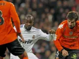 El defensa holandés del Valencia Maduro (i) y el centrocampista David Albelda (d), le disputan la posesión del balón al centrocampista francés del Real Madrid, Lassana Diarra.