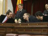 El presidente del Congreso de los Diputados, José Bono (izda), conversa con el cantante Miguel Bosé (c) y el actor Miguel Ángel Muñoz durante la lectura continuada de la Constitución Española.