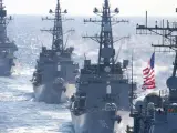 Barcos de las Fuerzas de Autodefensa Marítima de Japón y de la Marina de Estados Unidos, incluyendo los barcos USS George Washington y USS Essex, navegan en formación por aguas del océano Pacífico, al este de la isla de Okinawa. Japón y Estados Unidos llevarán a cabo la maniobra militar "Exercise Keen Sword", del 3 al 13 de diciembre, que contará con la supervisión de oficiales militares surcoreanos.