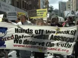 Manifestantes gritan consignas en apoyo al fundador de Wikileaks, Julian Assange, en el centro de Brisbane (Australia).