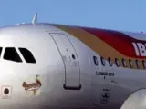 Una aeronave de Iberia en un aeropuerto español.