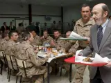 El vicepresidente primero del Gobierno y ministro del Interior, Alfredo Pérez Rubalcaba durante su visita a Afganistán.