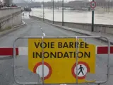 Una carretera permanece cortada tras la crecida del río Sena en París, Francia.