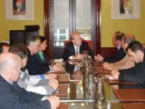 Trabajadores de Foret, en una reunión con el alcalde de Huelva, Pedro Rodríguez