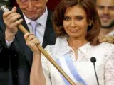 Néstor Kirchner, junto a su esposa y actual mandataria de ese país, Cristina Fernández, durante la toma de posesión de ésta en diciembre de 2007.