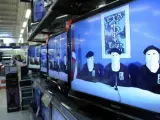 Monitores de televisión muestran el vídeo difundido por el diario Gara en enero de 2011 en el que la organización terrorista ETA declaró "un alto el fuego".