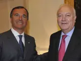 El ex ministro español de Asuntos Exteriores Miguel Ángel Moratinos, posa con el ministro italiano de Asuntos Exteriores, Franco Frattini.