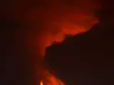 Espectacular imagen de la erupción del volcán Etna en Sicilia (Italia).