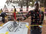 Un hombre deposita su voto en una urna en un centro de votación en Yambio, región de Ecuatoria Occidental, en el sur de Sudán.