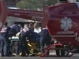 Un helicóptero médico evacúa a uno de los heridos en Arizona, donde la congresista Giffords resultó gravemente herida.