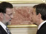 El presidente del Gobierno, José Luis Rodríguez Zapatero (derecha), charla con el líder del PP, Mariano Rajoy.