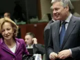 La ministra de Economía y Hacienda española, Elena Salgado, charla con el ministro de Finanzas belga en funciones, Didier Reynders.