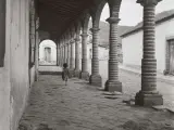 Niña corriendo en un portal de Jalisco, fotografía de Juan Rulfo