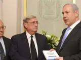 El primer ministro israelí Benjamin Netanyahu (dcha) recibe el primer informe de la comisión israelí.