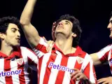 El centrocampista del Athletic, Javi Martinez, celebra un gol junto a Iraola e Iturraspe.