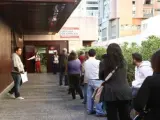 Un grupo de parados hace cola ante la oficina de empleo.