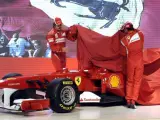 Los dos pilotos de Ferrari, Alonso (i) y Massa, descubrieron el monoplaza en Maranello.