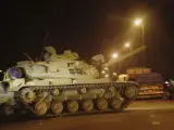 Un tanque del Ej&eacute;rcito bloquea una carretera en las afueras de El Cairo, Egipto.