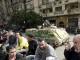 Un blindado del ej&eacute;rcito resguarda una calle al inicio de una masiva protesta en la plaza Tahrir (plaza de la Liberaci&oacute;n).