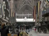 La plaza de la catedral de Estrasburgo recuperó esta semana, para el rodaje de la primera escena de 'Sherlock Holmes II', el aspecto que debió tener en 1891 durante el atentado registrado en los actos de celebración del vigésimo aniversario de la anexión de Alsacia-Lorena al imperio alemán.