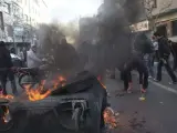 Los manifestantes queman contenedores en las calles de Teherán durante unas protestas.