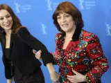 Natalia Verbeke y Carmen Maura posan para la prensa en la Berlinale.
