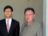 Kim Jong-il, con un miembro de su gobierno, en una foto reciente.