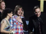 La banda Arcade Fire recoge su premio Brit Award a mejor banda extranjera.