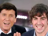 El cantante de pop italiano Gianni Morandi posa junto a Fernando Alonso.