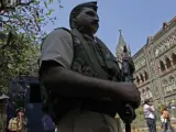 Un policía hace guardia frente al tribunal Tribunal Superior de Bombay, que ha condenado a muerte al terrorista paquistaní Mohamed Ajmal Amir 'Kasab'.