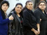Irene Suarez (a la derecha), a su llegada el jueves la Audiencia Provincial de Huelva con sus familiares.