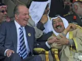 El rey Juan Carlos junto al emir de Kuwait, el jeque Sabah Al Sabah, durante el desfile militar.