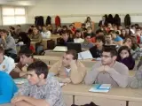 Algunos universitarios atienden durante una clase.