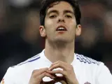 Kaká, mediapunta del Real Madrid, celebra su gol ante la Real Sociedad.