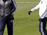 Mourinho y Adebayor bromean en el entrenamiento.