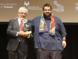 El cocinero David de Jorge recibe el premio Blasillo 2010 de manos de Antonio Fraguas, 'Forges'.