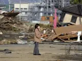 Una mujer observa el estado en que ha quedado la localidad de Haragama en Soma, prefectura de Fukushima (Japón).
