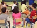 Un grupo de niños, en una clase.