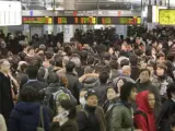 Japoneses y extranjeros intentan abandonar Tokio en la estación de tren de Shinagawa.