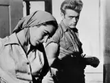 James Dean junto a Elizabeth Taylor, en una escena del drama dirigido en 1956 por George Stevens, 'Gigante'.