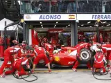 Mecánicos de Ferrari trabajando.