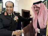 El jefe del Consejo Supremo de las Fuerzas Armadas egipcias, Husein Tantawi (dcha), estrecha la mano del ministro de Exteriores saudí, Saud al Faisal, en El Cairo (Egipto).