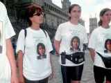 Fotografía de archivo (1999) de familiares y amigos de María José Arcos, en la plaza del Obradoiro de Santiago, donde acudieron en peregrinación para pedir que se investigara el caso.