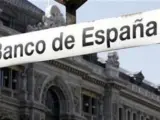 El Banco de Espa&ntilde;a tras el cartel del metro de Madrid.