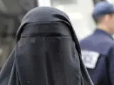 Una mujer musulmana que se hace llamar Nayet, abandona, llevando puesto un burka, una comisaría de policía de París, un día después de haber sido detenida por participar en una manifestación a favor del uso de esta prenda.
