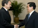 El presidente del Gobierno, José Luis Rodríguez Zapatero (i), saluda al presidente de la República Popular China, Hu Jintao (d), durante la reunión que ambos mantuvieron en Sanya, en la provincia china de Hainan.