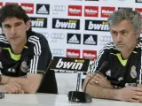 El entrenador del Real Madrid, el portugués Jose Mourinho, y su ayudante Aitor Karanka, antes de ser plantados por los periodistas en el día previo al Madrid - Barça.
