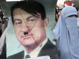 Un cartel con la cara de Mubarak tachada.