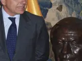 Juan Antonio Samaranch Salisach, junto al busto de su padre, el expresidente del COI Juan Antonio Samaranch.