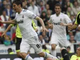 Kaká, mediapunta del Real Madrid, recibe una falta de José Edmilson, defensa del Zaragoza.